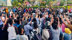63326142ab989-presiden-jokowi-disambut-masyarakat-di-kota-baubau-sulawesi-tenggara_1265_711
