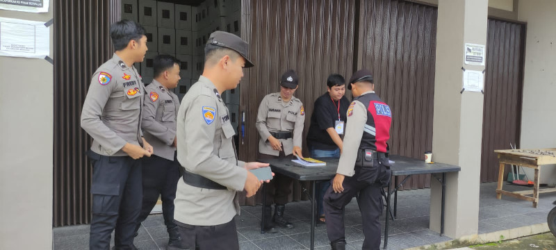 poto:Polres Landak Melaksanakan Pengamanan Dan Patroli Di Kantor KPU Dan Gudang Logistik Pemilu