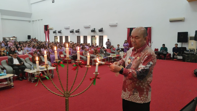 Poto:Samuel Pj.Bupati Landak Menyalakan lilin 