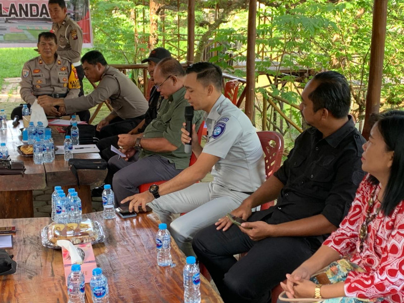 poto:Tertib Lalu Lintas, Polres Landak Melaksanakan Kegiatan Jumat Curhat Di Gazebo