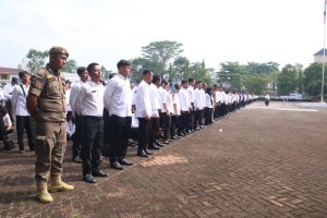 poto:dari samping depan para anggota BPD duduk da main hp saat upacara berlangsung